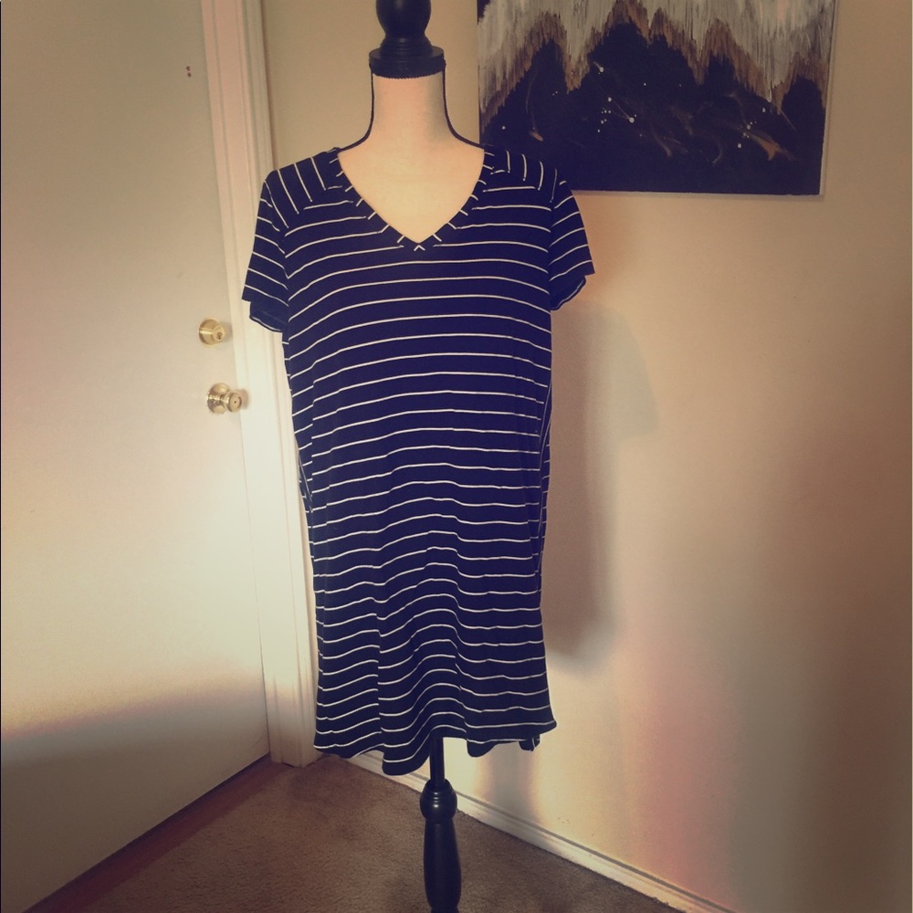 Black/white shirt dress