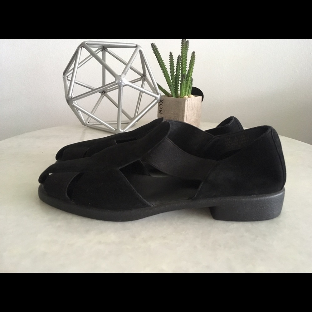 Minimalist style suede sandals!
