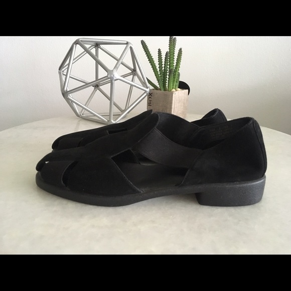 Minimalist style suede sandals! - Picture 1 of 8