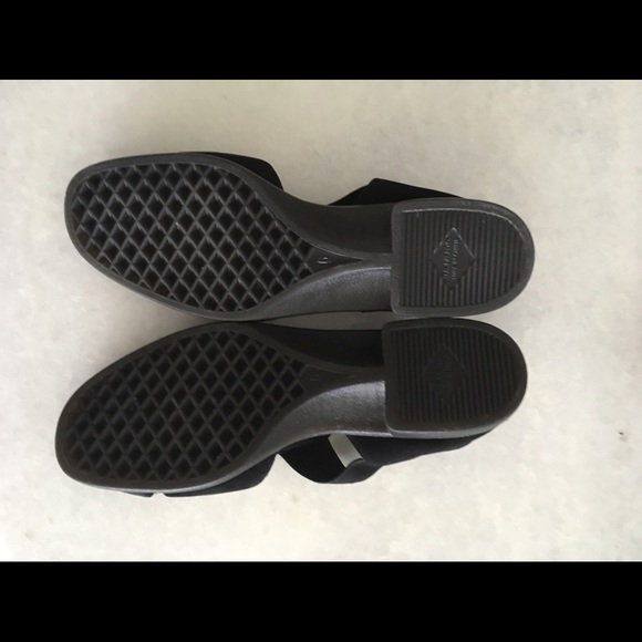 Minimalist style suede sandals! - Picture 4 of 8