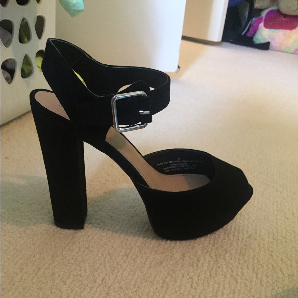 size 9 chunky black suede heels