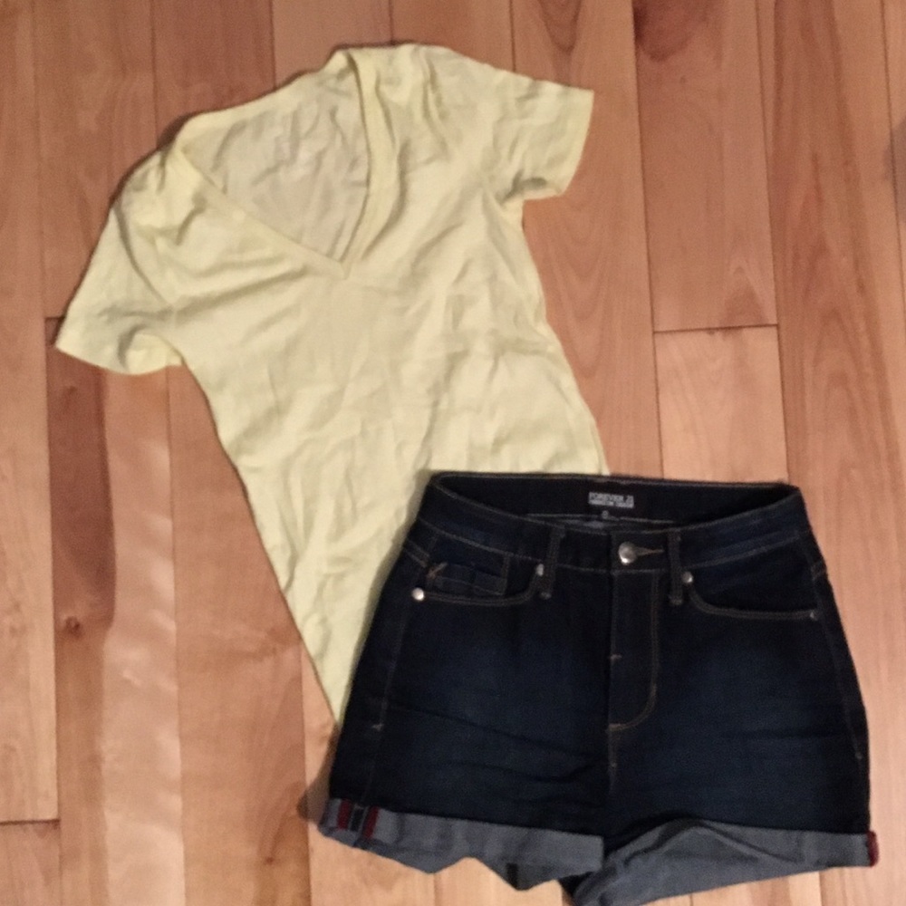 Slight yellow gap v neck. Size XS