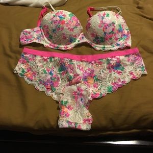 Victoria's Secret Pink Padded Bra😇