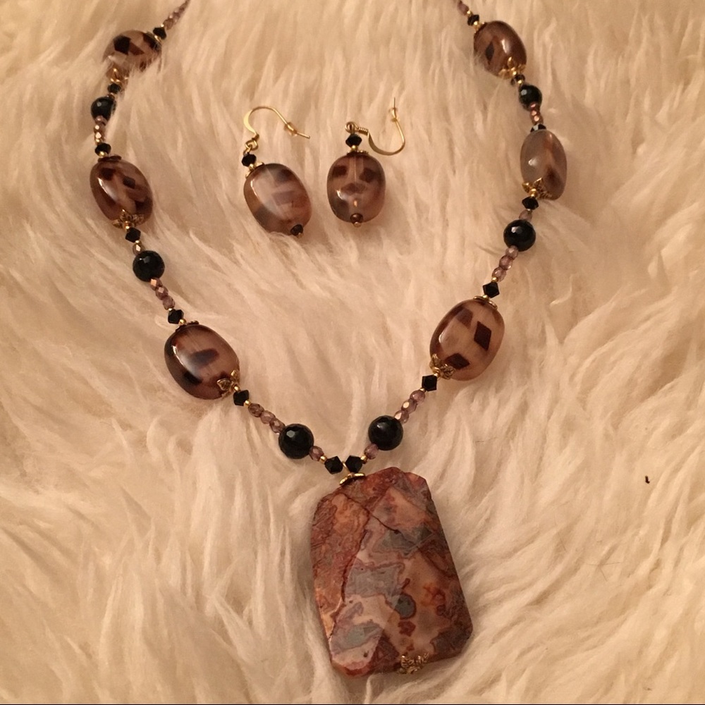 ⭐️ Brown stone medallion necklace set, 19 inches