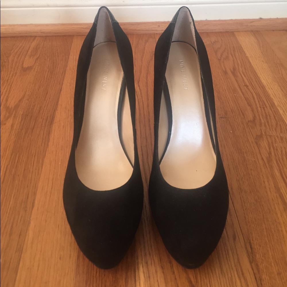Size 9 black Nine West pumps never been worn!