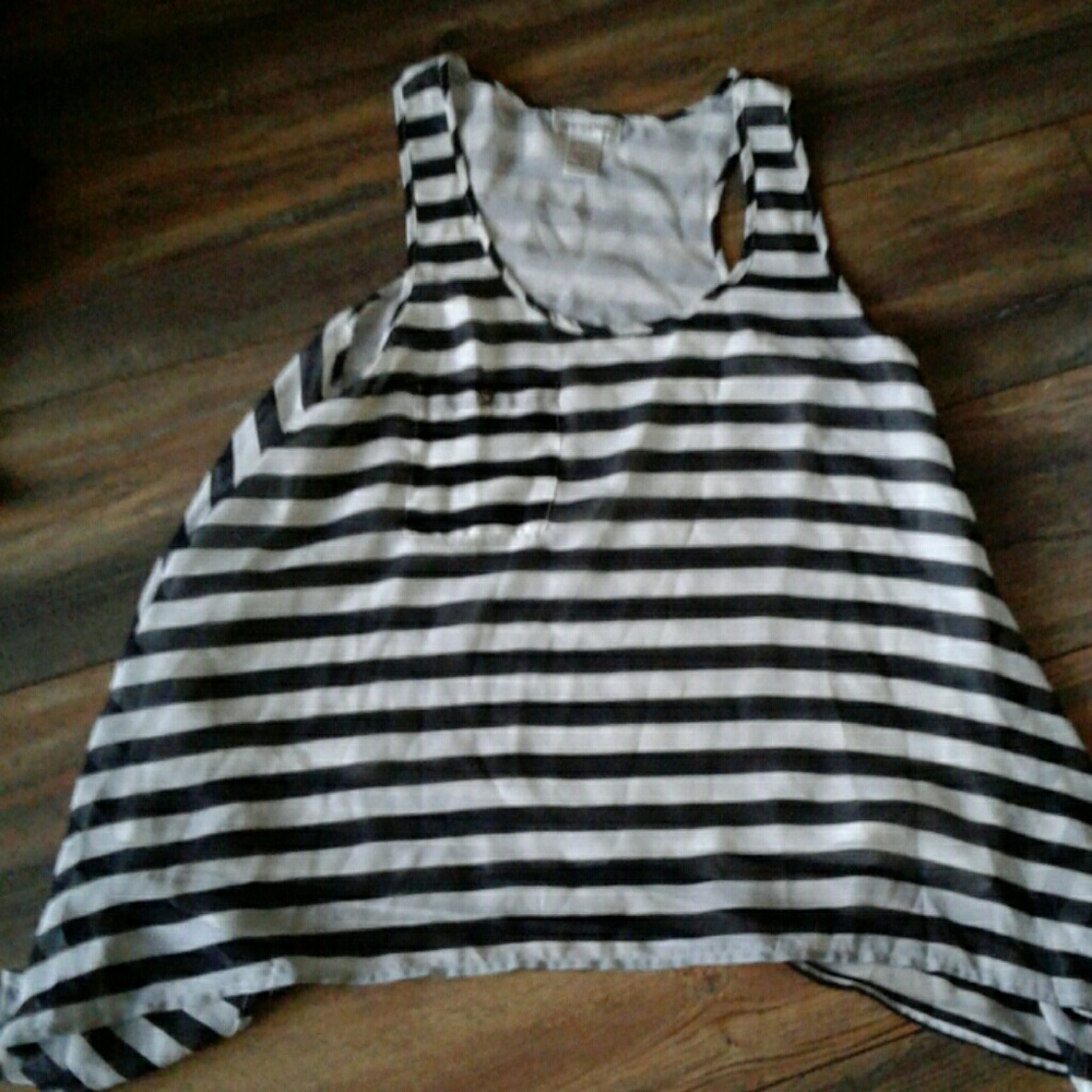 Monroe & Main super cute size women's M top