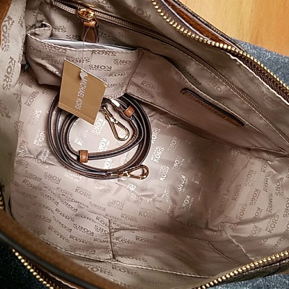 Authentic Michael Kors Leather Shoulder Bag  Purse - Picture 4 of 8