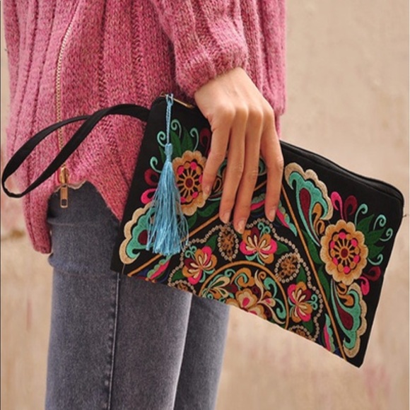 Handbags - ⛱ 2 for 15$ LAST ONE✔️BOHO Embroidered clutch