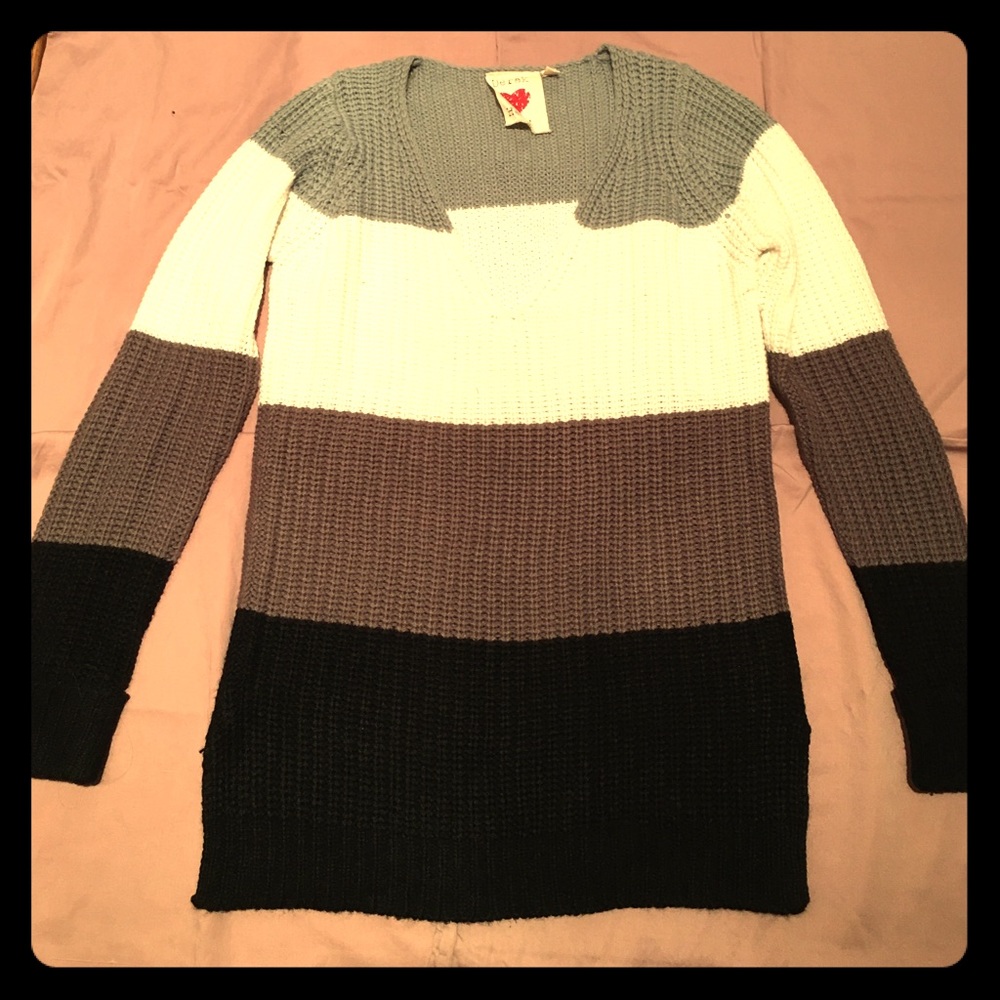 Derek Heart sweater size S