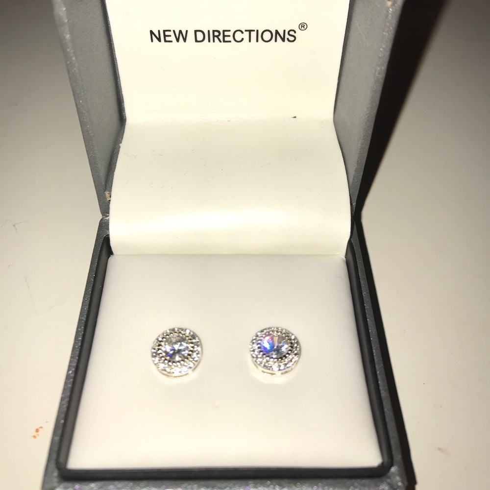 I'm selling earnings! Never been worn!