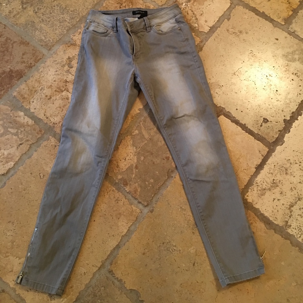 WHITE HOUSE/BLACK MARKET GRAY JEANS