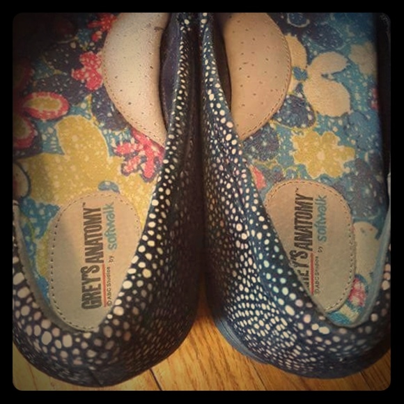 SOLD ON FB 7-10-17 Grey's Anatomy Meredith Shoes - Picture 5 of 8