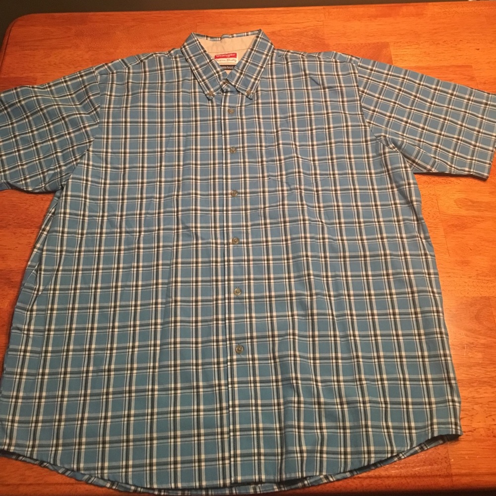 Wrangler Men's XL short sleeved dress shirt