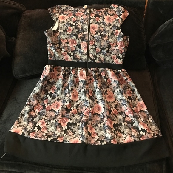 Dress - Picture 2 of 3