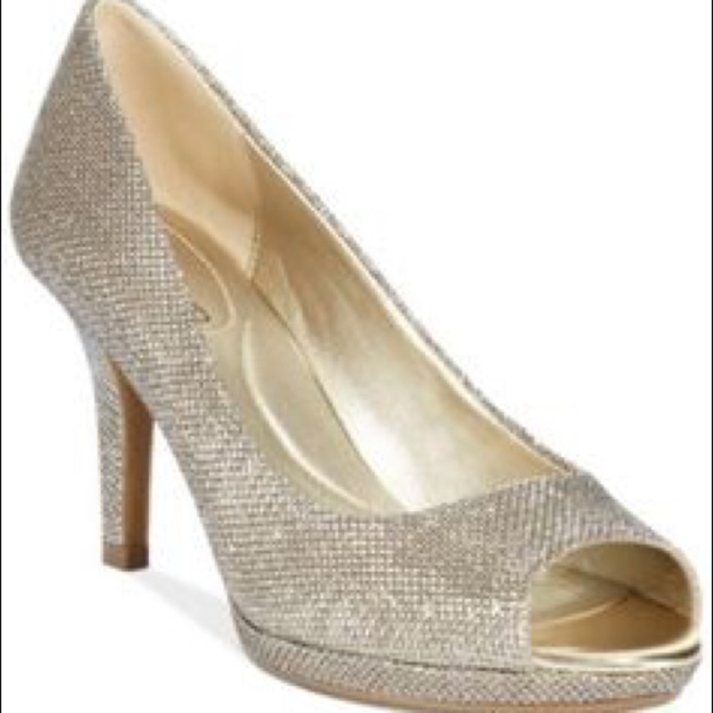 B flexible by Bandolino gold peep to heels sz 5