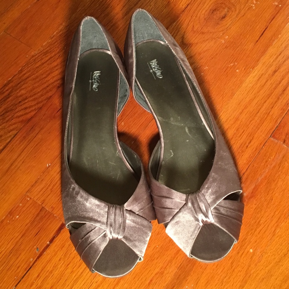 Sz 9 hardly worn Brown Silk open-toes flats