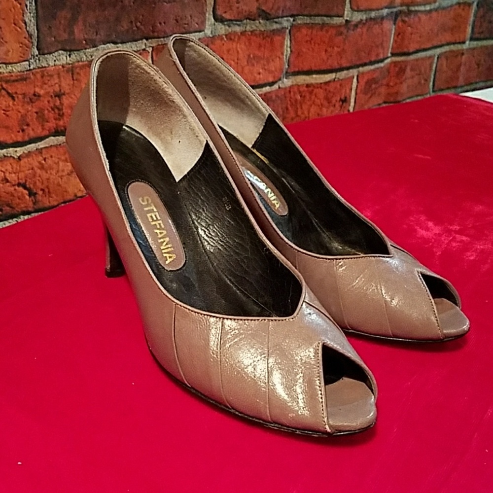 Vintage Stefania peep toe taupe  heels