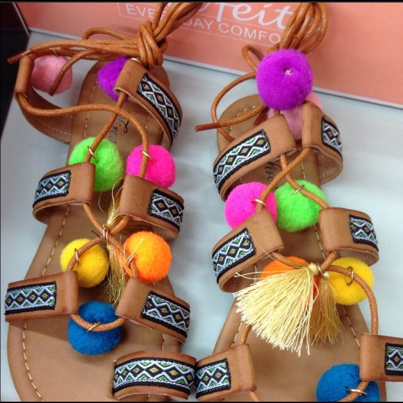 Women's Pom Pom Sandals - Picture 4 of 7
