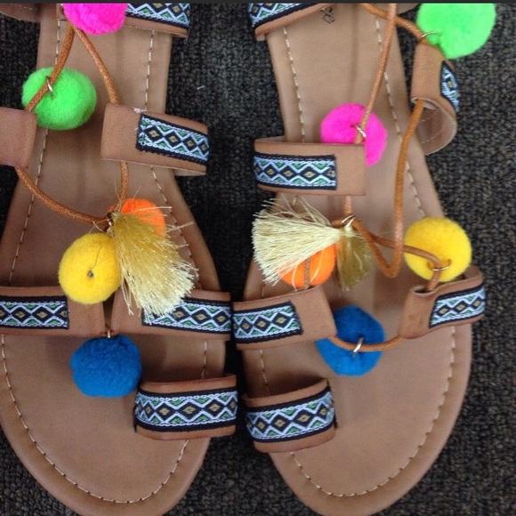 Women's Pom Pom Sandals - Picture 5 of 7
