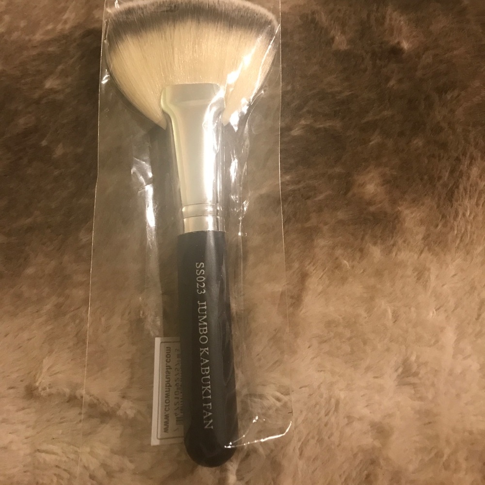 Jumbo Fan Brush