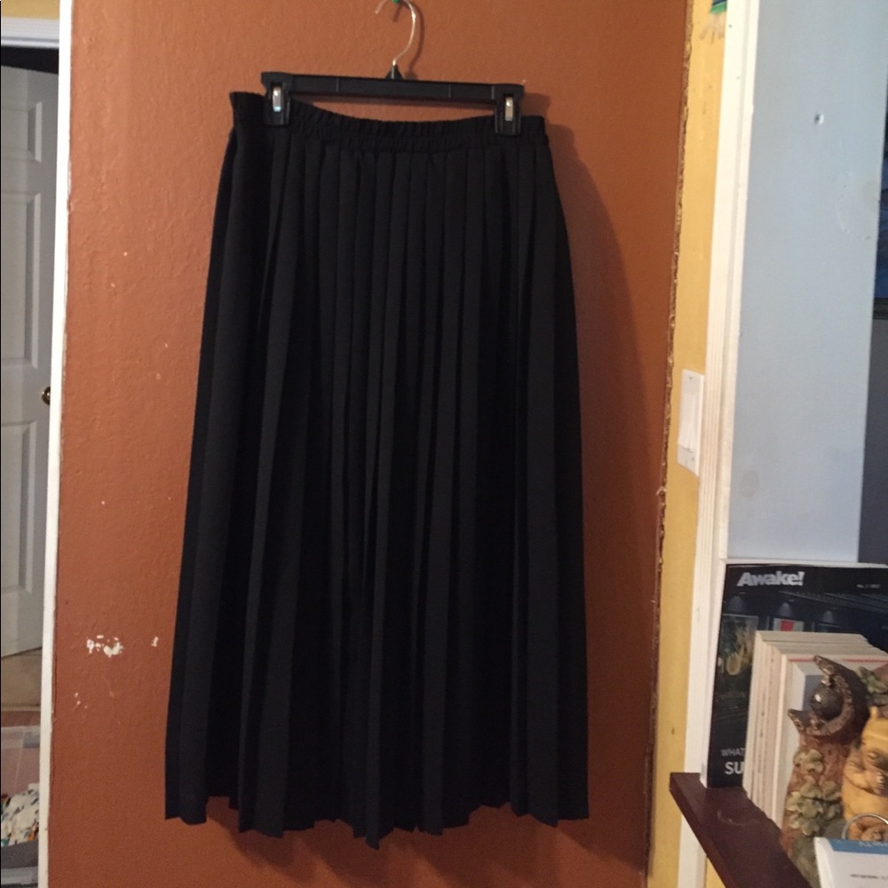 long black pleat skirt