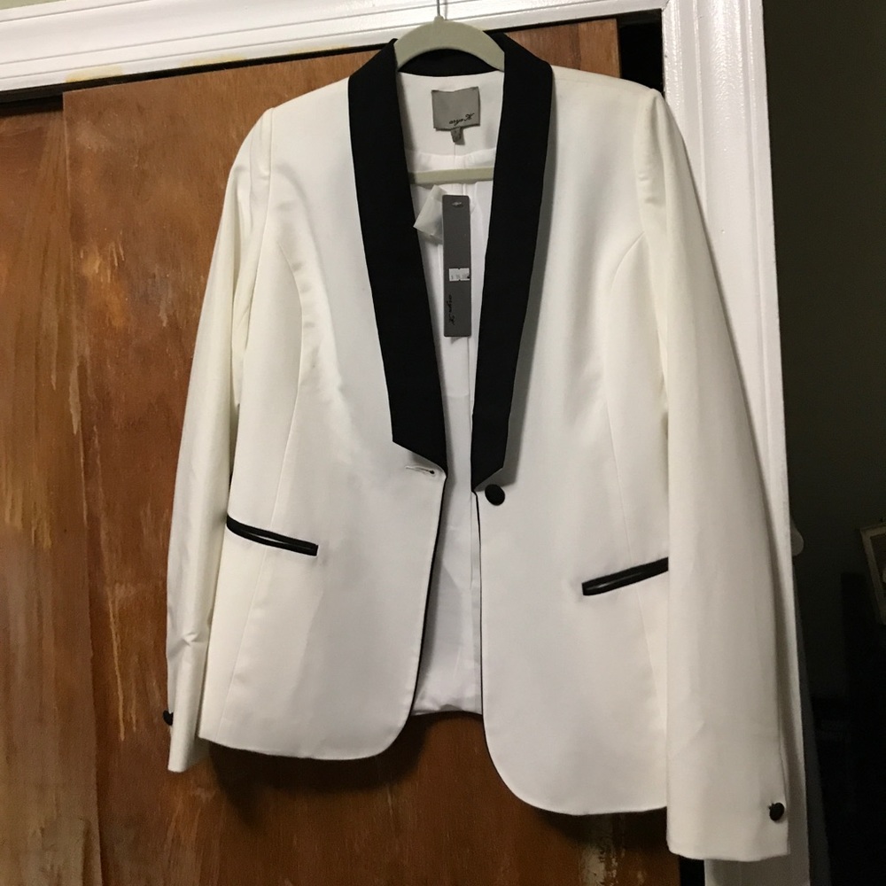 Aryn K females blazer