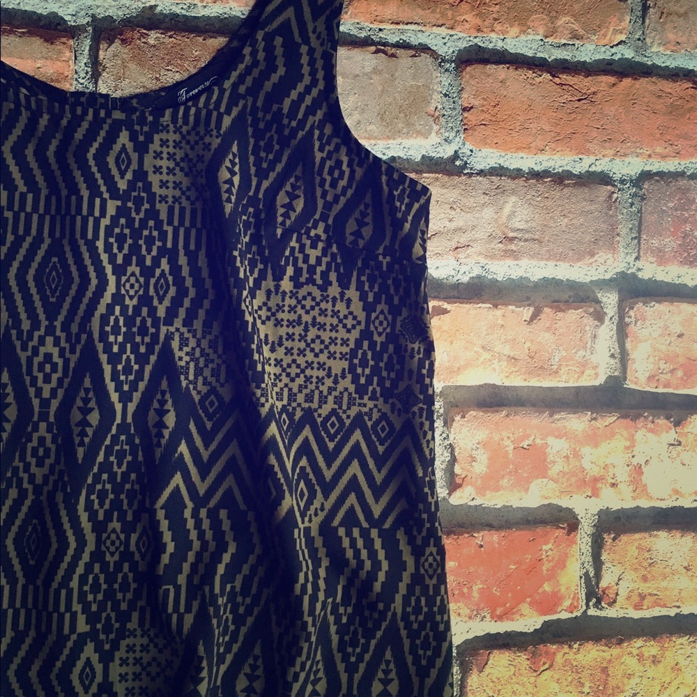 🆕 Relaxed fit tribal print tank S, M