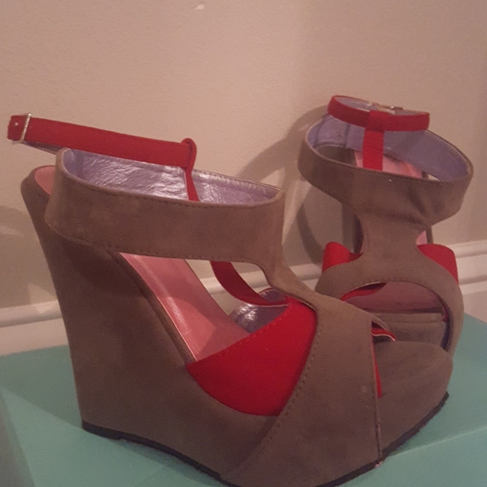 Adorable wedges red and grey suede