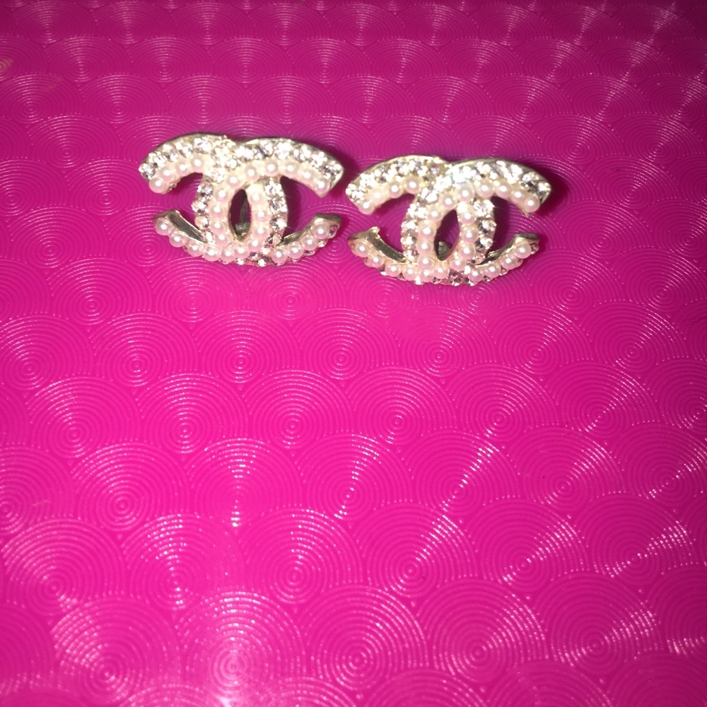 Women's earrings