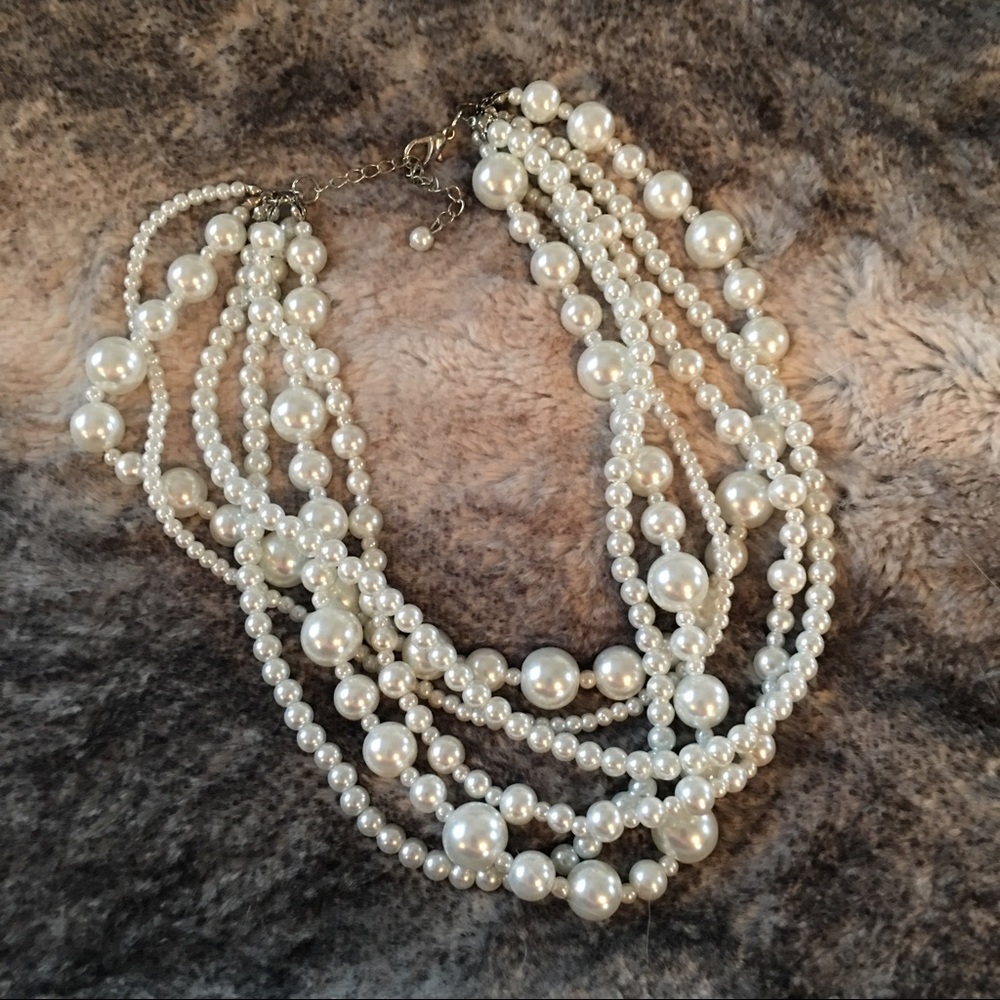 Costume peal necklace