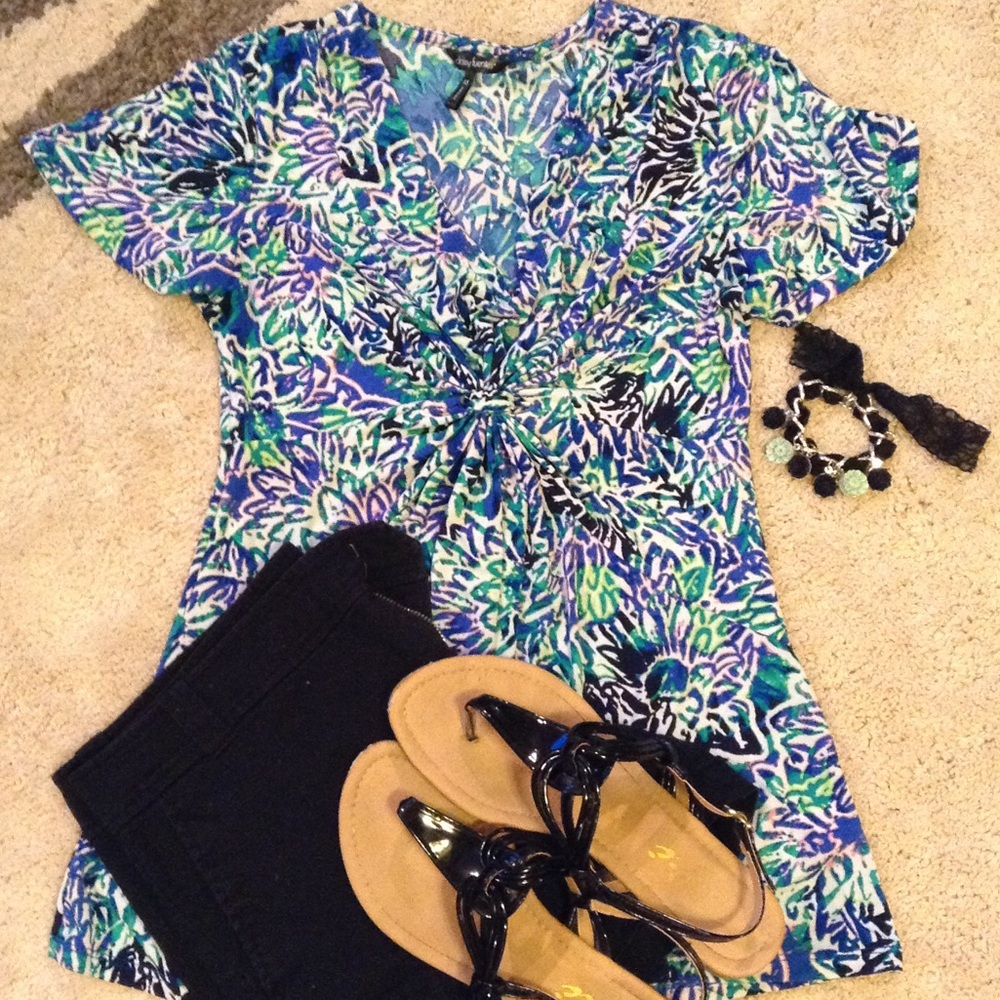 Daisy Fuentes V neck short sleeve summer blouse