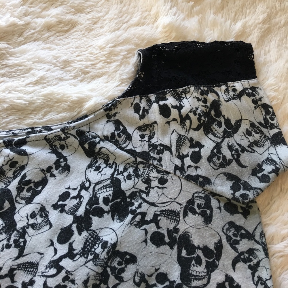 Torrid Asymmetrical skull print shirt with lace