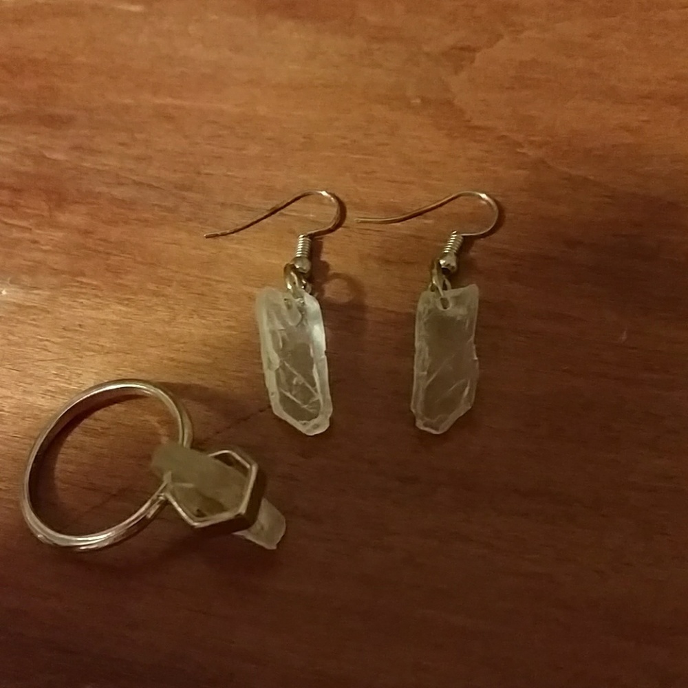 Beautiful crystal stone earring and ring set!