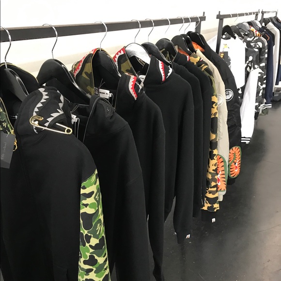 A bathing ape hoodie - Picture 2 of 3