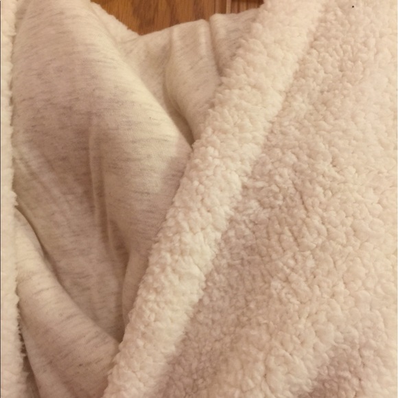 Women's size L sherpa hoodie - Picture 5 of 5