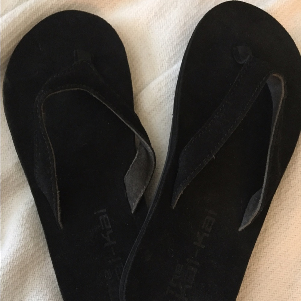 Like new Kai Kai black flip flops