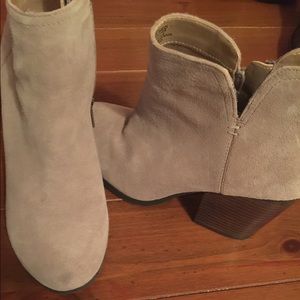 Size 9.5 tan suede booties