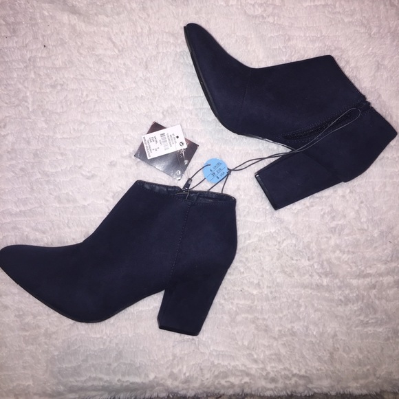 Shoes - Navy booties 😍