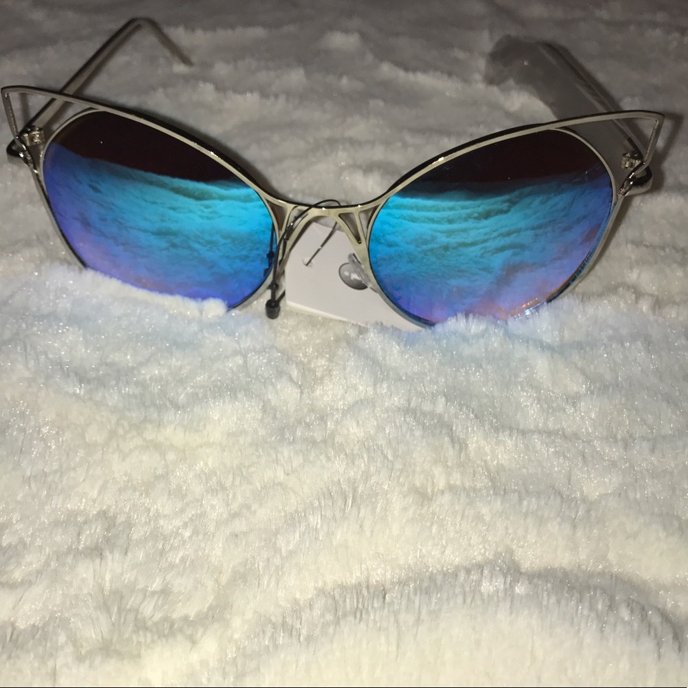 Fashion mirrored cat eye sunglasses.💜💙💕