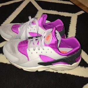 Air Huaraches By Nike