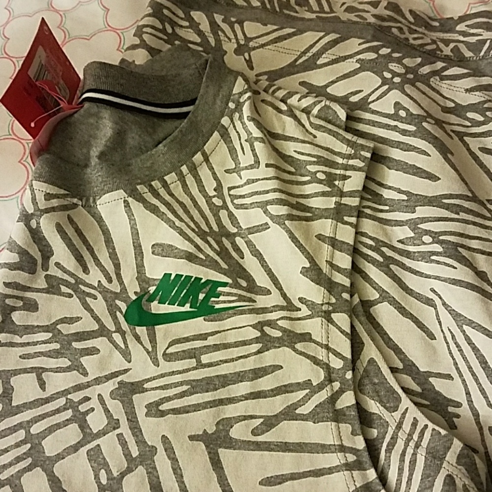 Nike top - Picture 4 of 4