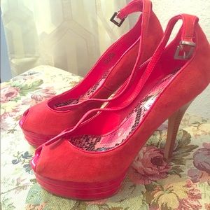 Sexy red shoes! La La