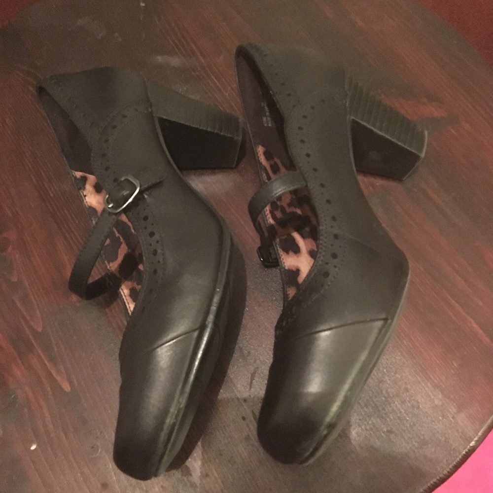 Clarks Mary Jane Heels EUC