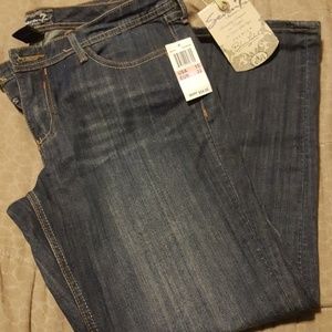 Seven7 denim cropped capri in size 32