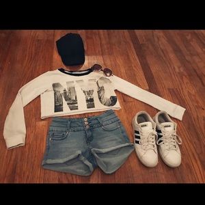 Crop top and black hat