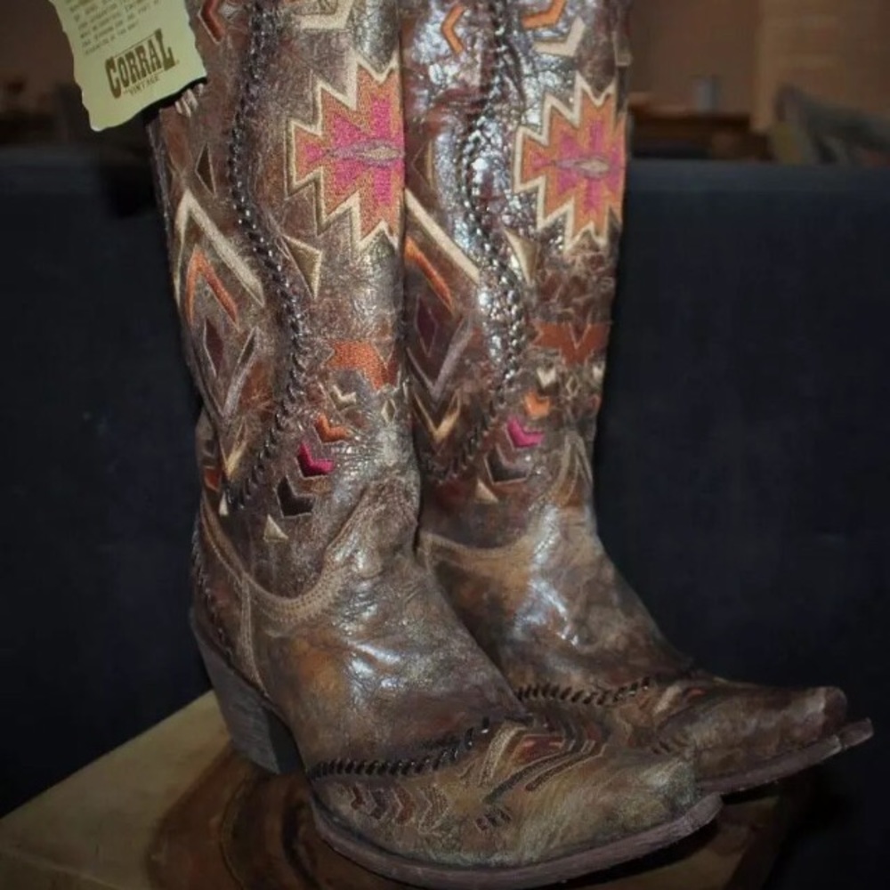 NWT Corral boots 9.5 snip toe