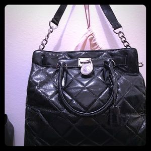Mîçhæl Kors black quilted purse