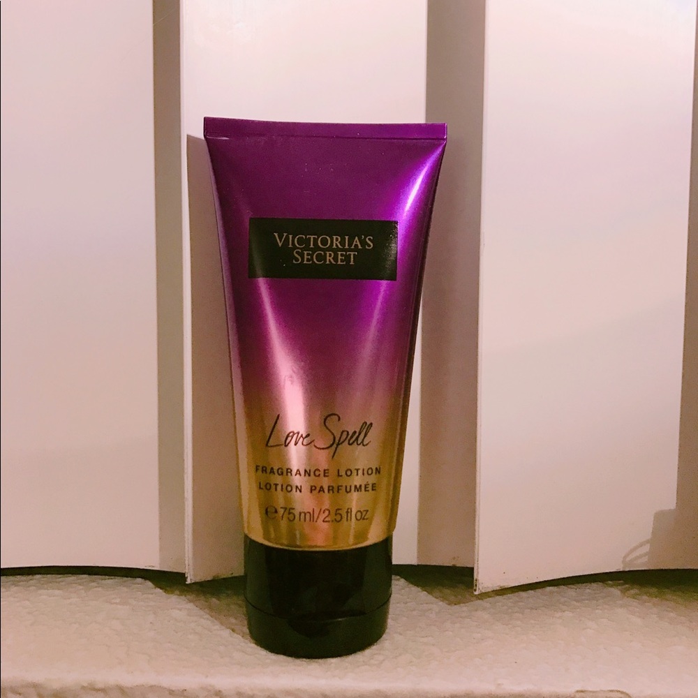 Victoria's secret pefum lotion. (Love spell)