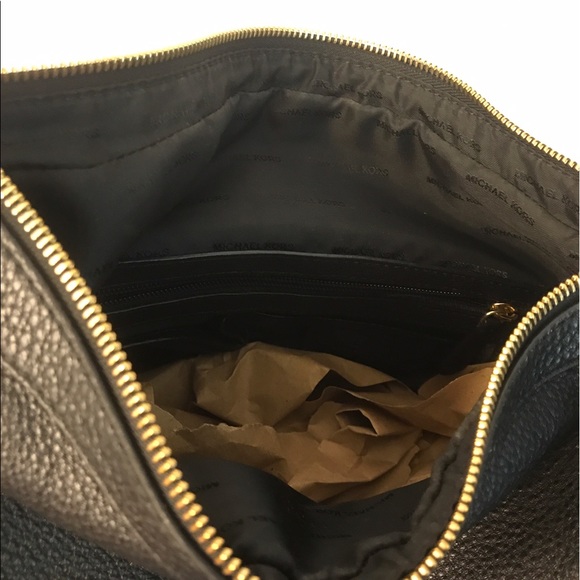 Michael Kors Raven Medium Messenger - Picture 5 of 7