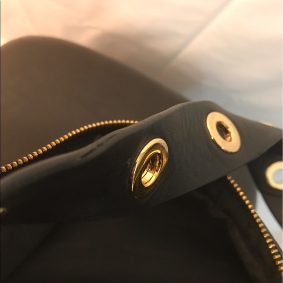 Michael Kors Raven Medium Messenger - Picture 6 of 7